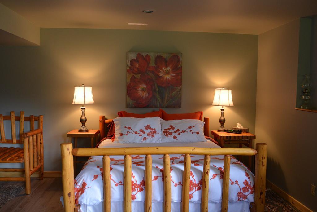 Kicking Horse Canyon Guest House Golden Cameră foto